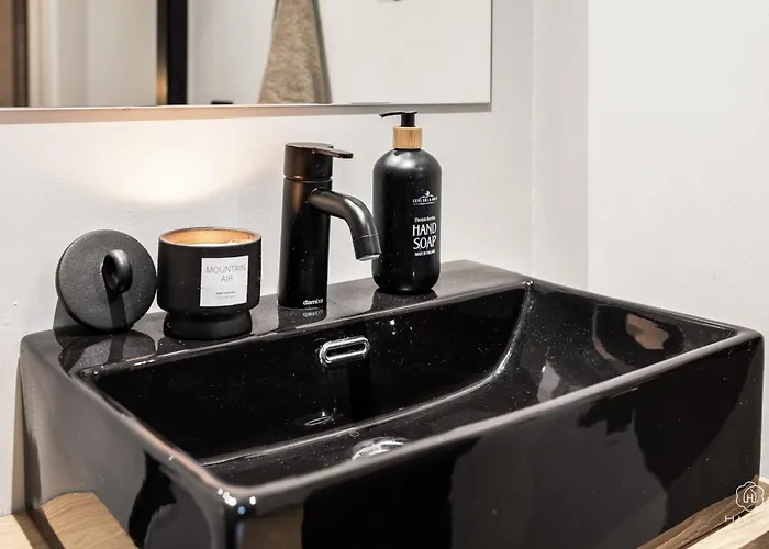 Ski-in & Out Skyline Penthouse By Hilla